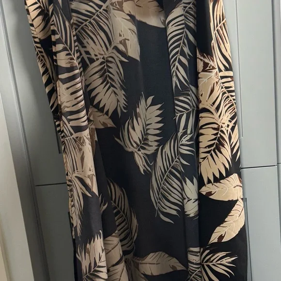 SHEIN Curve Leaf Pattern Top - Picture 5 of 8